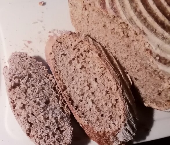 Dinkelbrot_aufgeschnitten