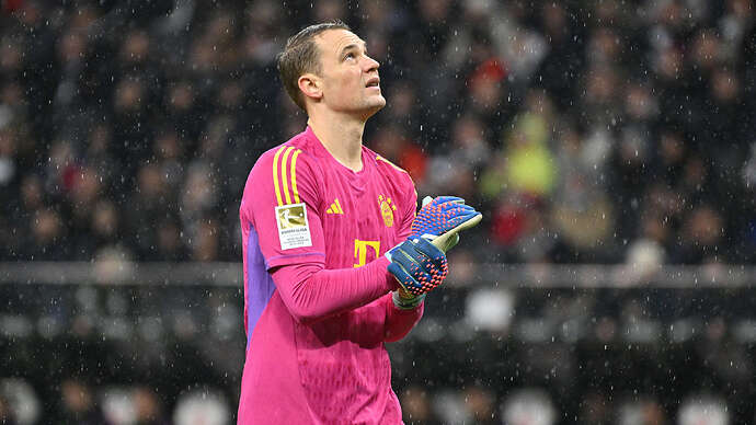 33395117-bayern-torwart-manuel-neuer-steht-bei-der-klatsche-in-frankfurt-im-regen-2jN1xgna3nea
